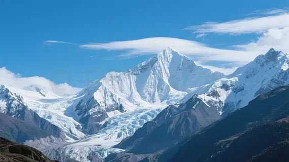 蓝天白云下雪山冰川展冷峻奇观